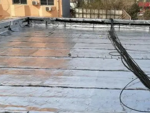 岳阳市卫生间漏水维修公司分享下岳阳市屋面楼顶防水刚性防水层施工要点。